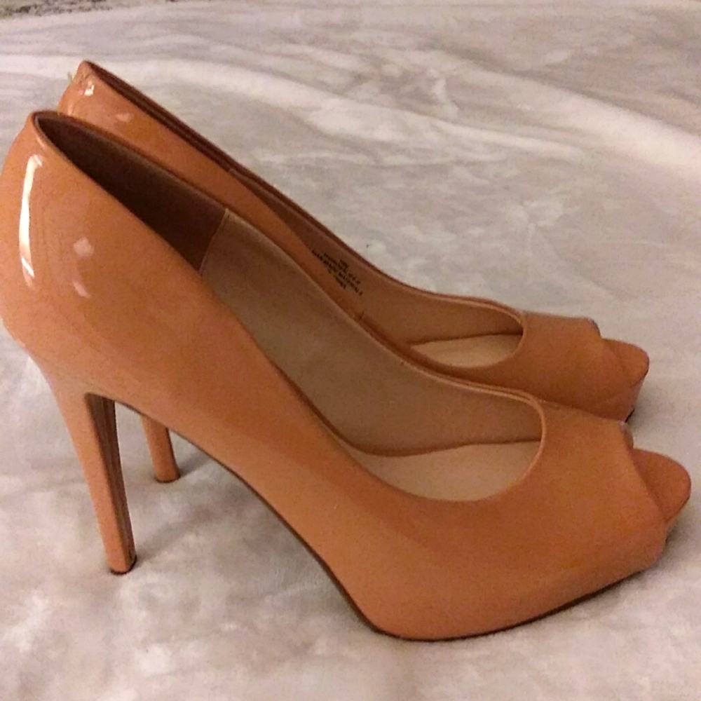 Size 10 petal shoe, by Guess, and beige in color.
